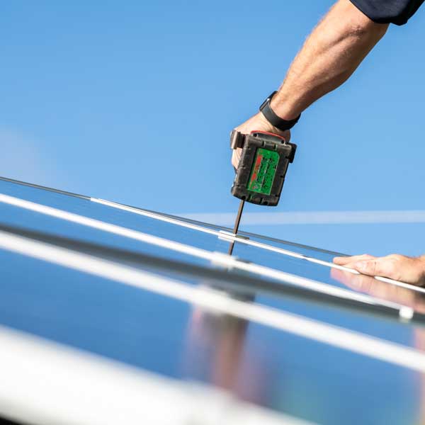 //www.onsiteelectrical.com.au/wp-content/uploads/2023/07/Solar-Repairs_3.jpg